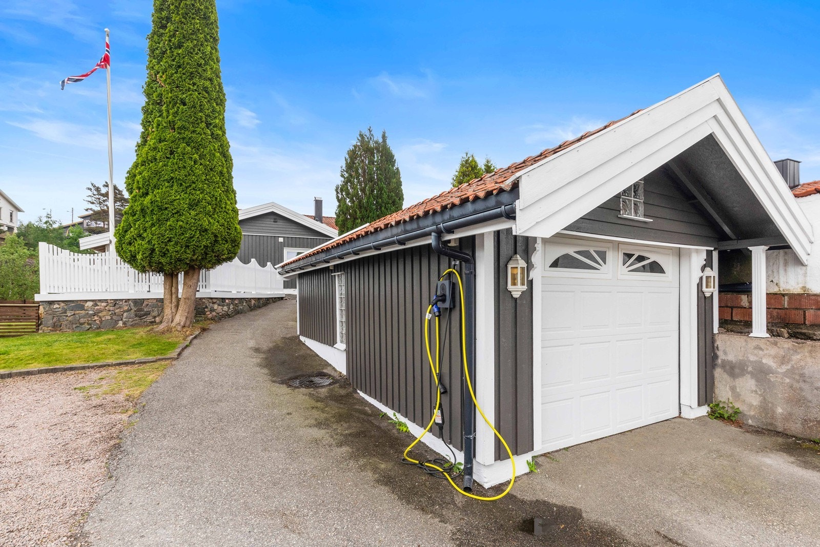 Tilhørende garasje med elbillader Galleribilde