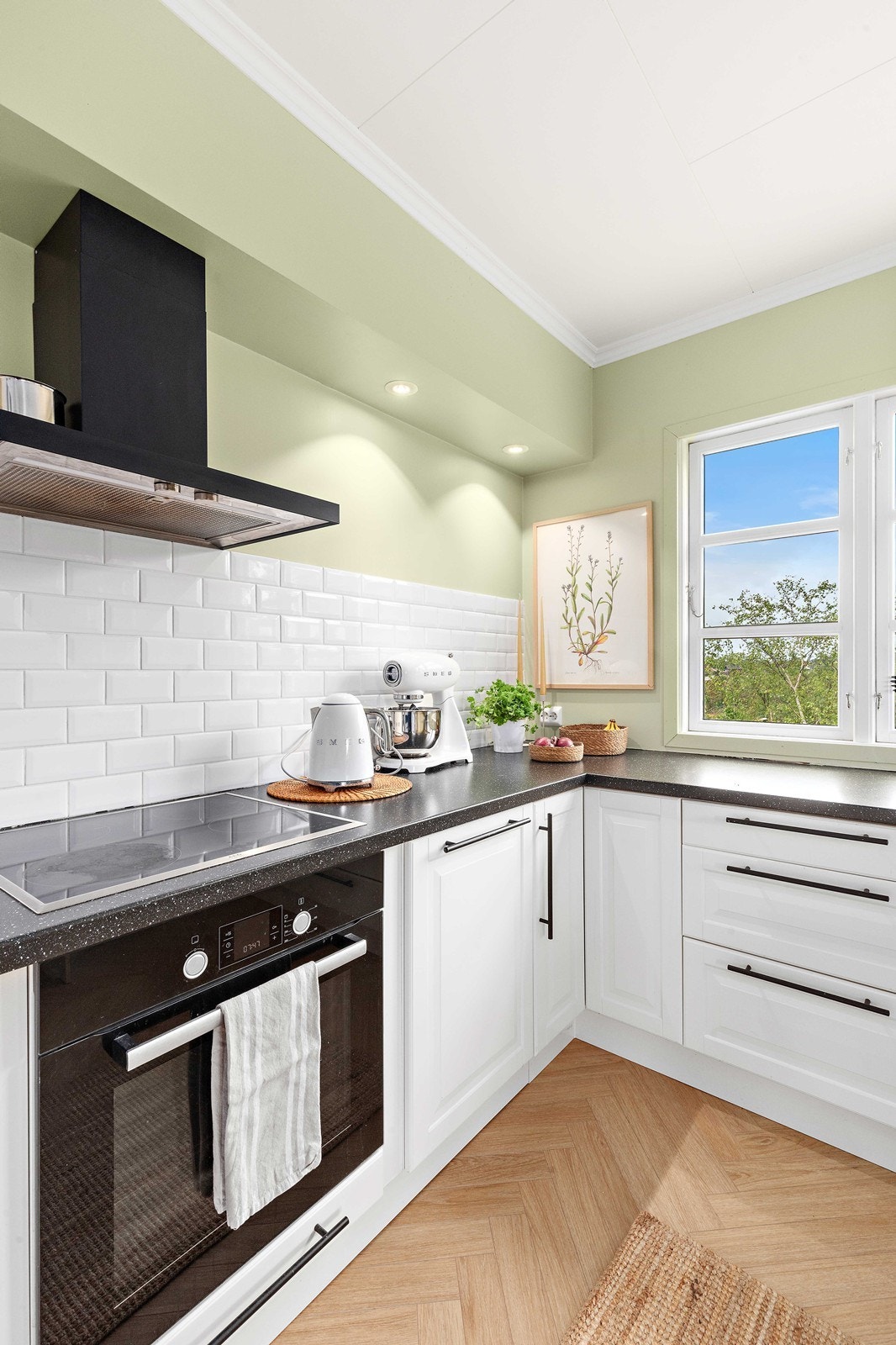 Kjøkken inneholder komfyr, oppvaskmaskin og kjøleskap Galleribilde