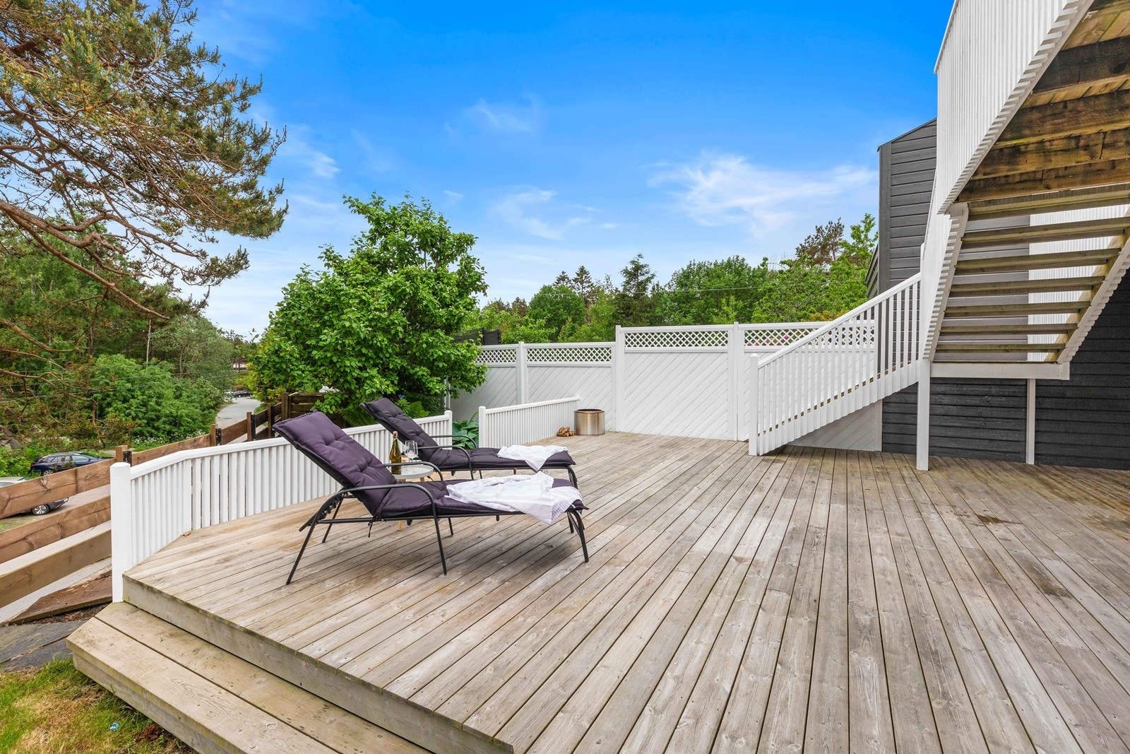 Videre trapp ned til terrasse/hage. Her kan deilige sommerdager nytes. Galleribilde