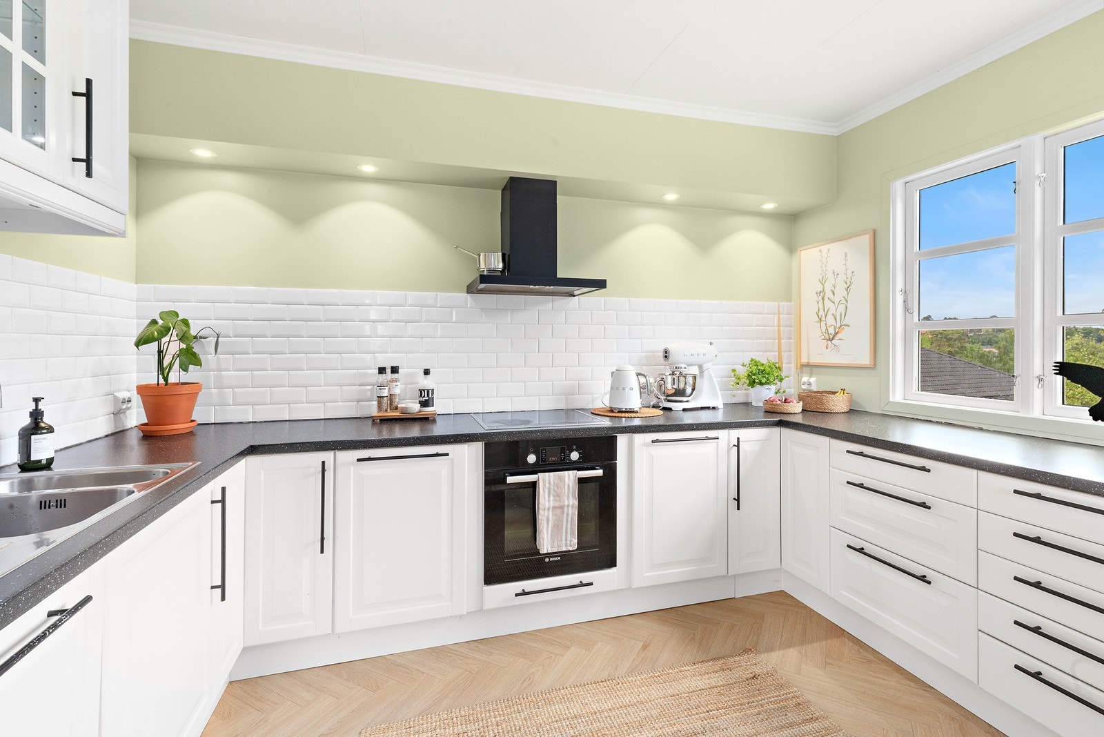 Kjøkken med mye skap- og benkeplass Galleribilde