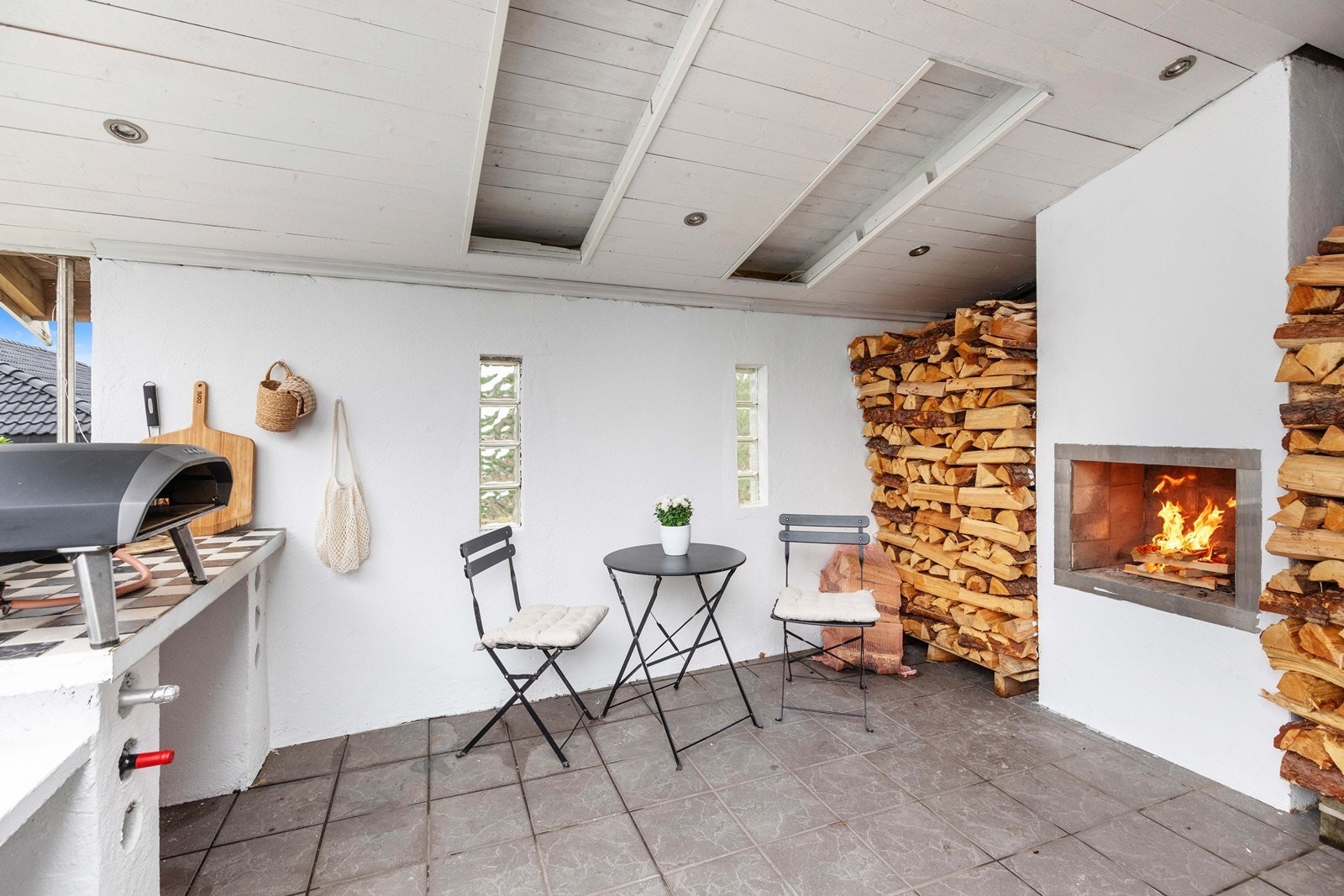 "Utestue" med vedpeis Galleribilde