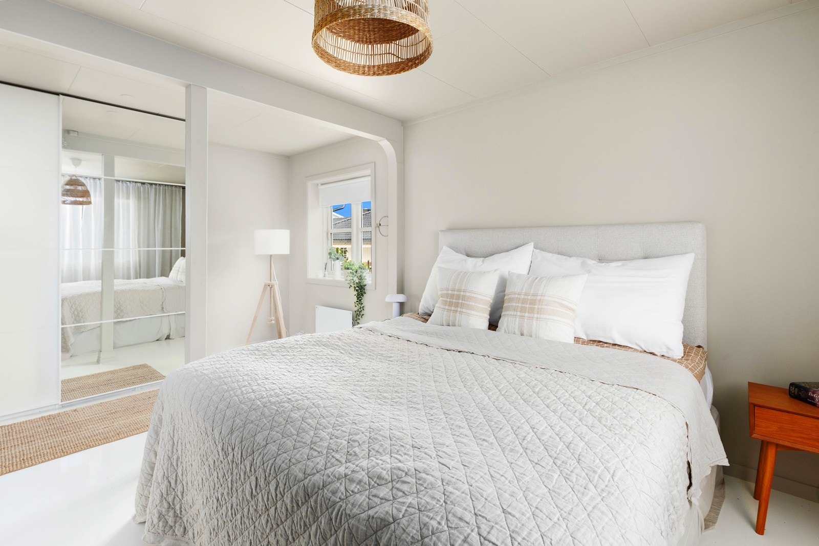 Hovedsoverom med god plass til dobbeltseng Galleribilde