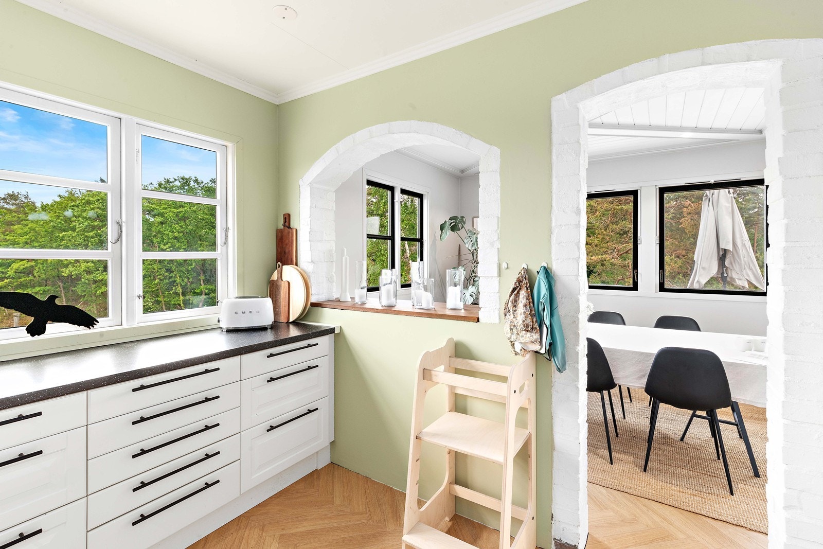 Kjøkken sett mot spisestue Galleribilde