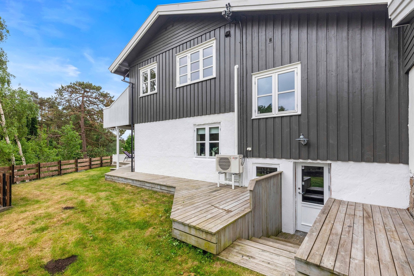 Egen inngang til kjeller Galleribilde