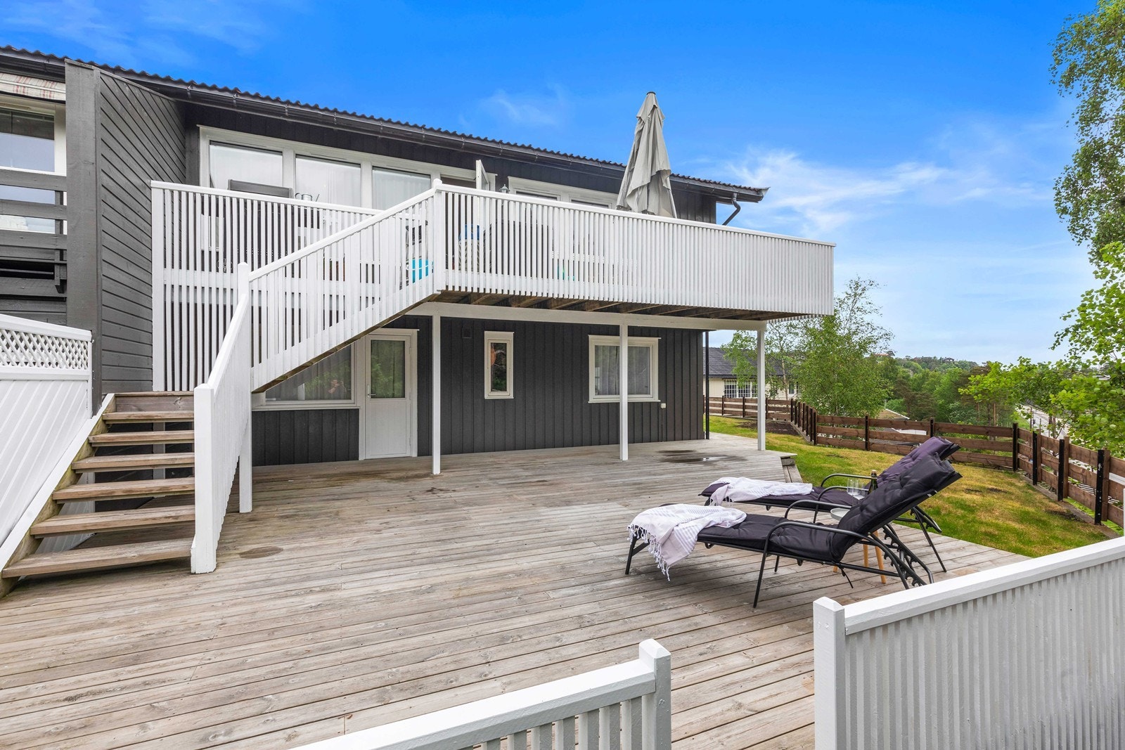 Hyggelig og pen vertikaldelt tomannsbolig med flotte solrike uteområder Galleribilde