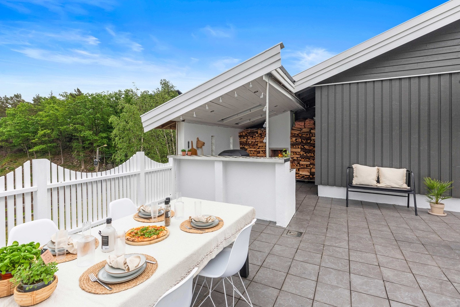 Hyggelig inngangsparti/platting hvor deilige middager med venner og familie kan spises Galleribilde