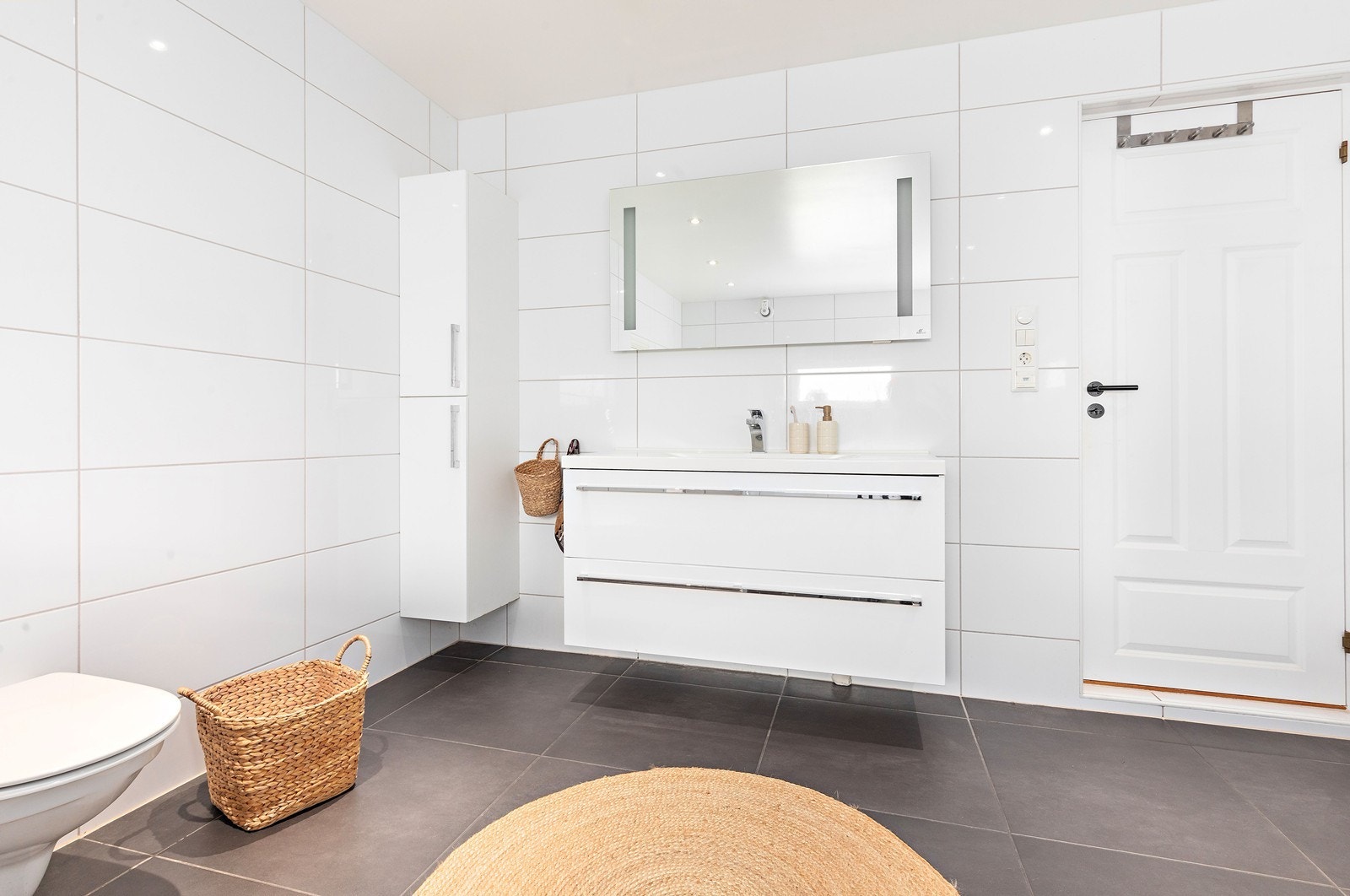 Bad med servant, vegghengt wc, dusjhjørne og badekar Galleribilde