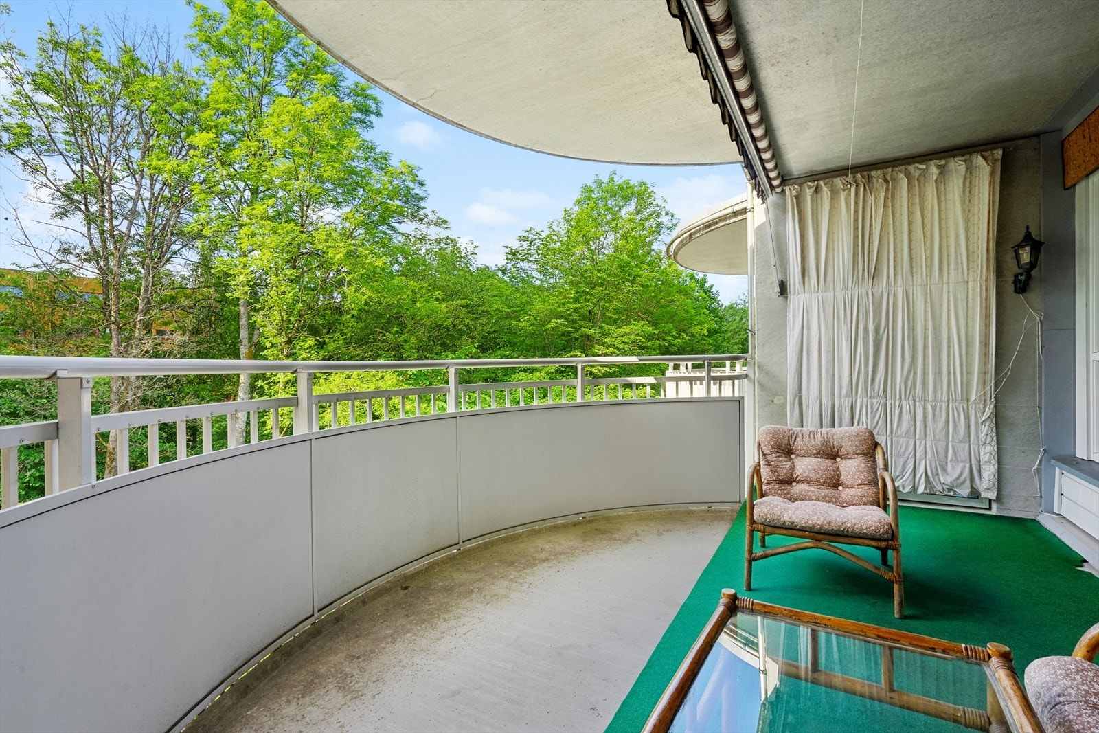 Balkongen blir en forlengelse av stuen på varme sommerdager. Galleribilde