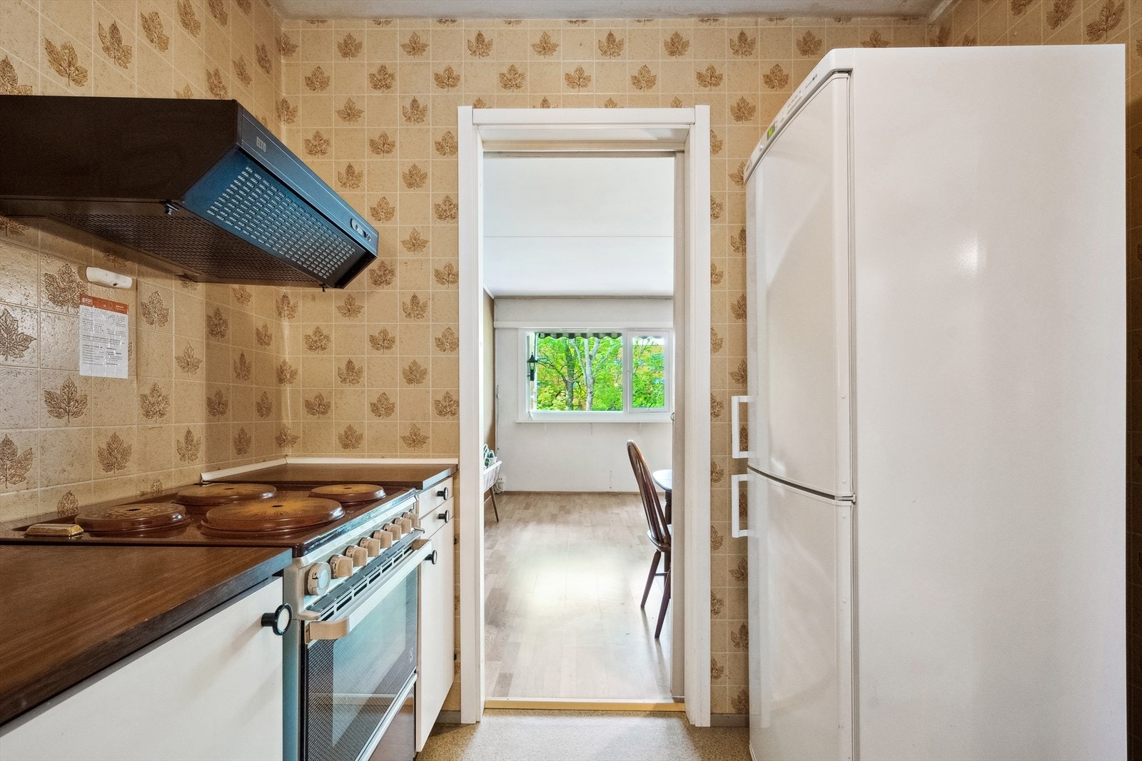 Det er mulighet for å åpne opp kjøkkenet ved å fjerne enkelte vegger og skape en åpen kjøkkenløsning. Galleribilde