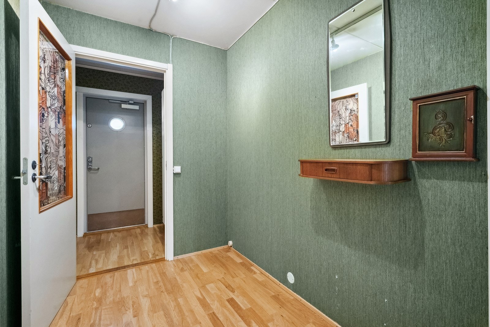 Her er det god plass til oppbevaring av sko og yttertøy. Galleribilde