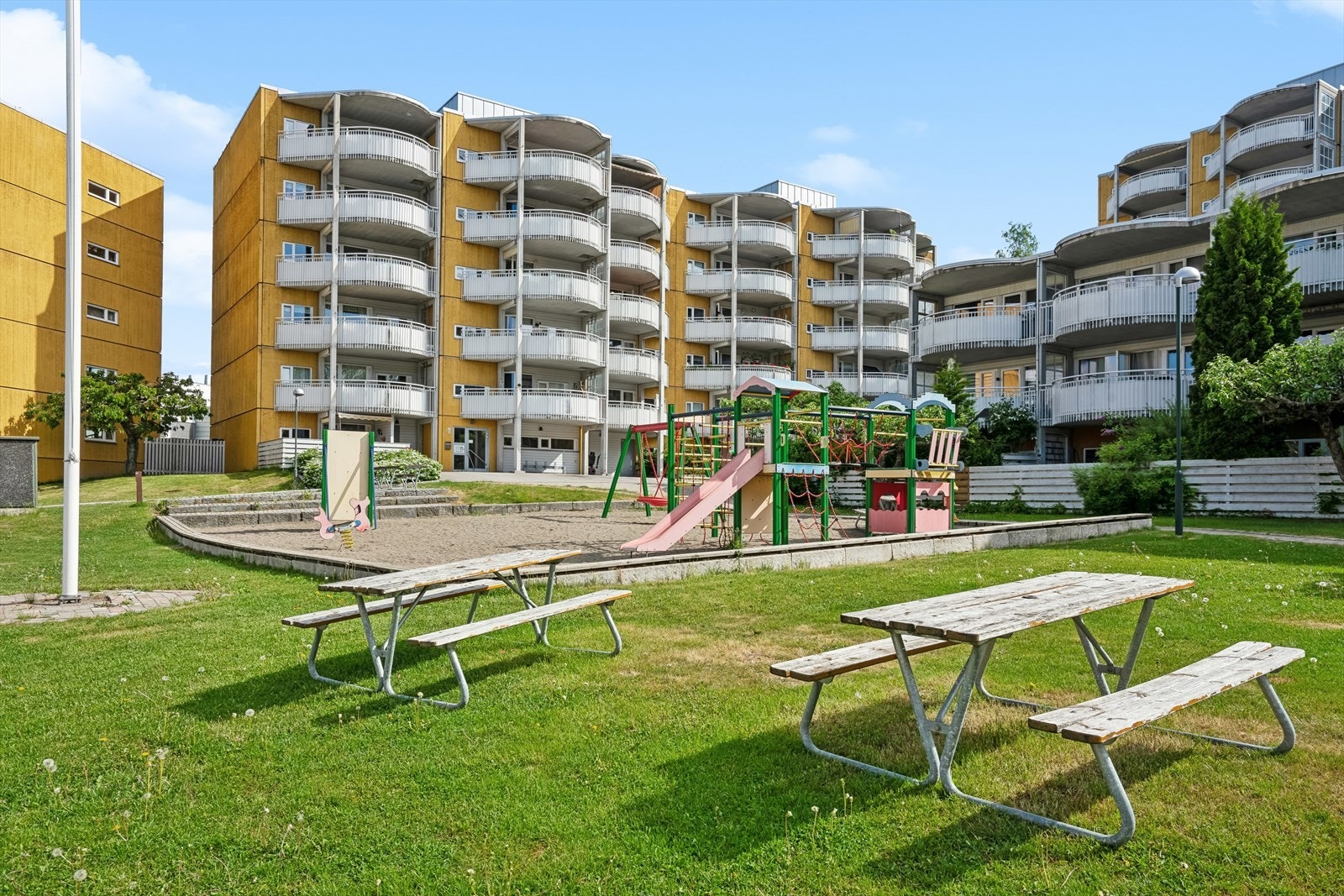 Heggen borettslag blir regnet som ett av de mest populære borettslagene på Lindeberg. Borettslaget ligger kun få minutters gange fra både bussholdeplass, T-bane stasjon, nærbutikk og Lindeberg senter. Galleribilde