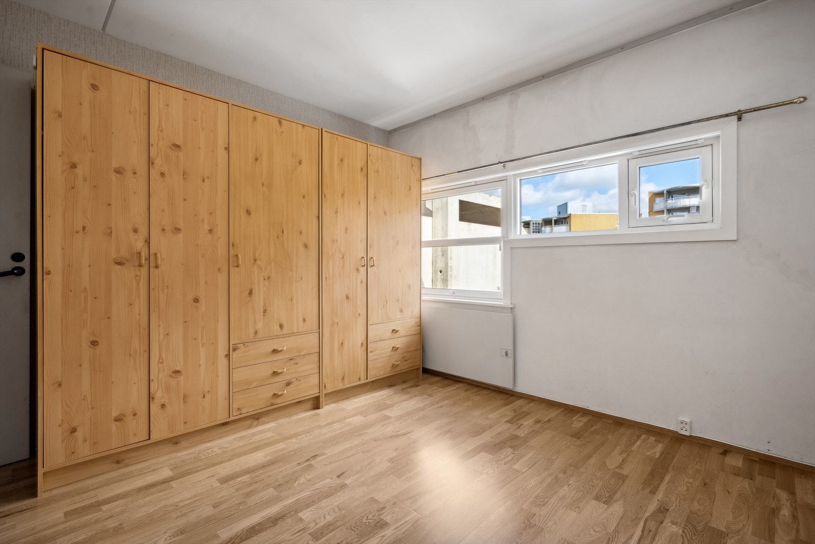 Boligen byr på ett romslig soverom. Galleribilde