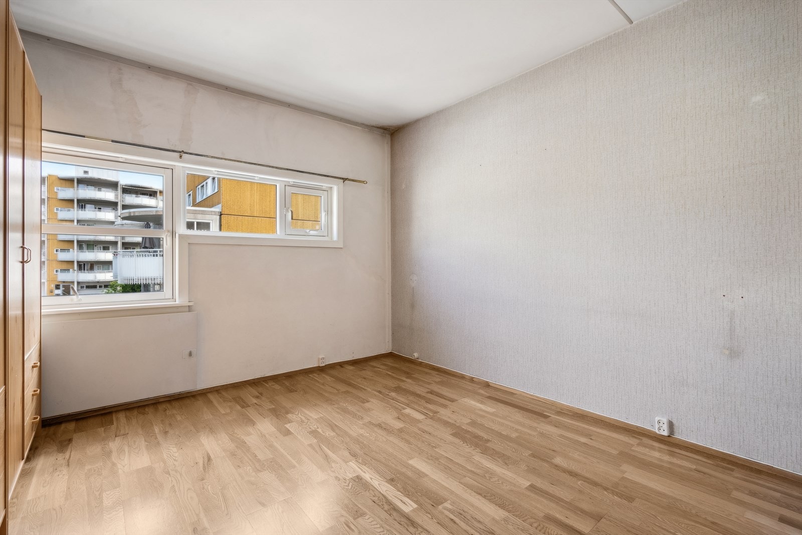 Soverommet har god plass til en dobbelseng med tilhørende nattbord og annet nødvendig soveromsmøblement. Galleribilde