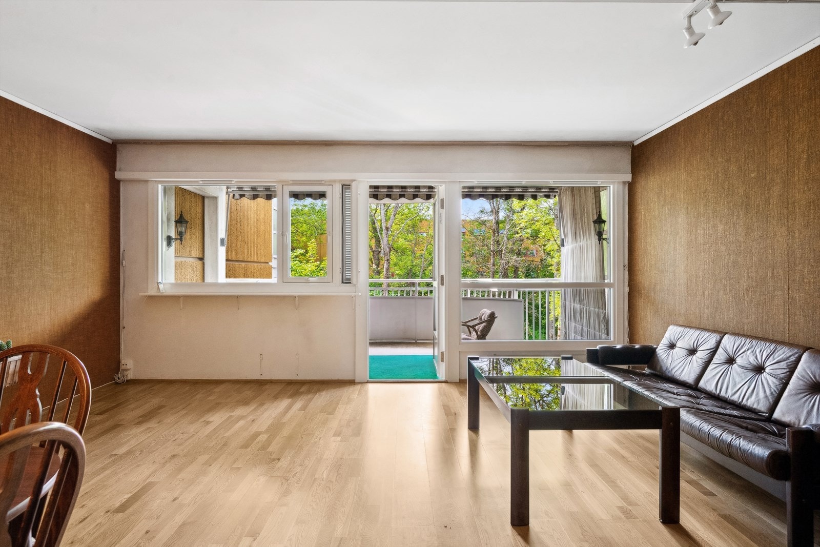 De store vindusflatene slipper inn rikelig med naturlig lys, som gir en god atmosfære i leiligheten. Galleribilde