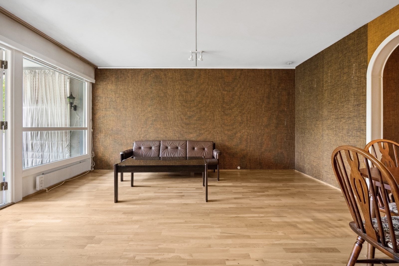 Her er det god plass til mediebenk, sofagruppe og spisebord. Galleribilde