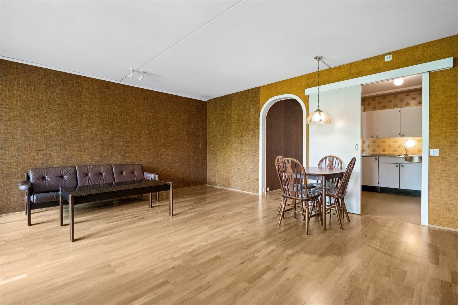 Romslig stue med gode møbleringsmuligheter Galleribilde