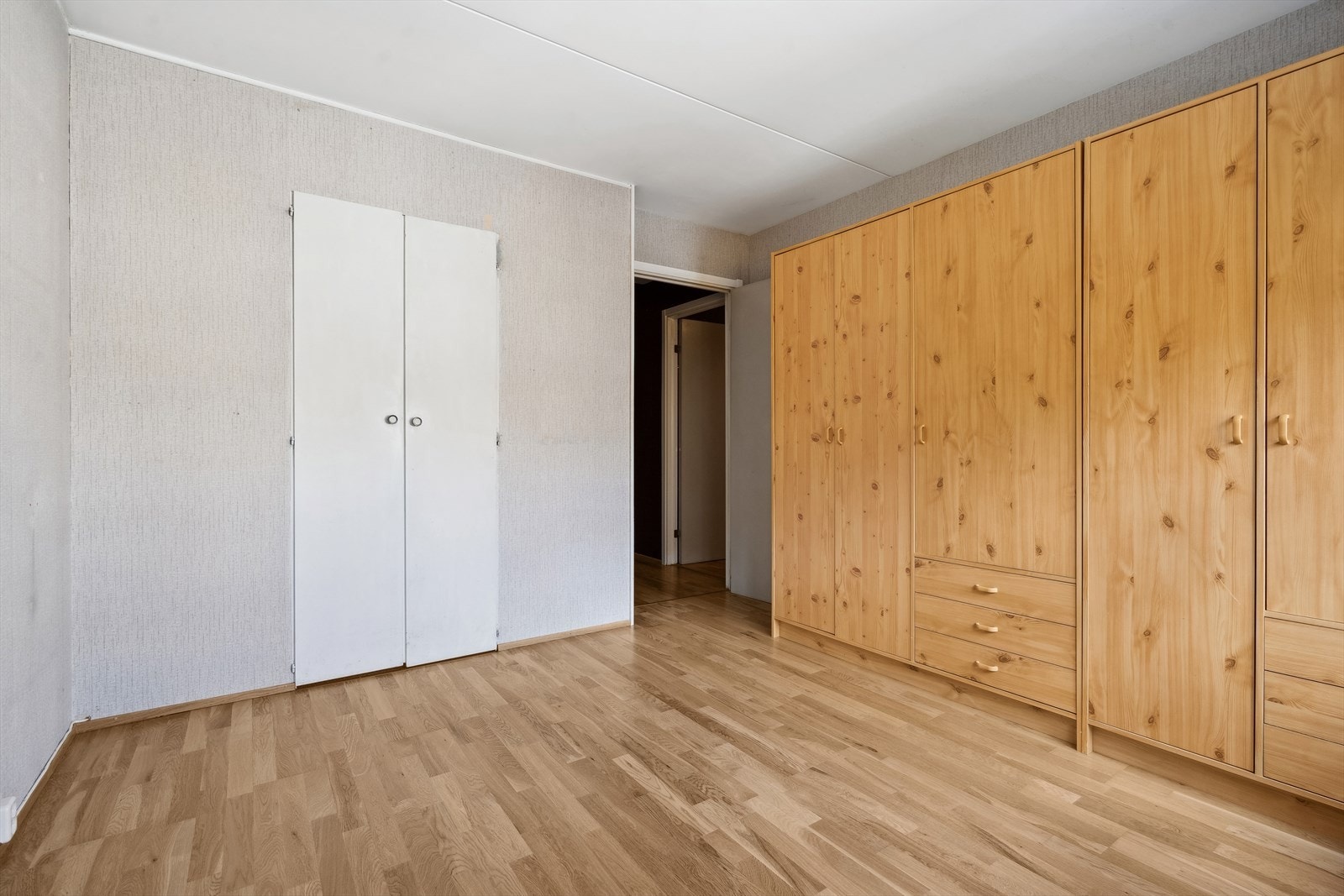 Rommet er utstyrt med et praktisk garderobeskap samt en innvendig bod som optimaliserer lagringsplassen. Galleribilde