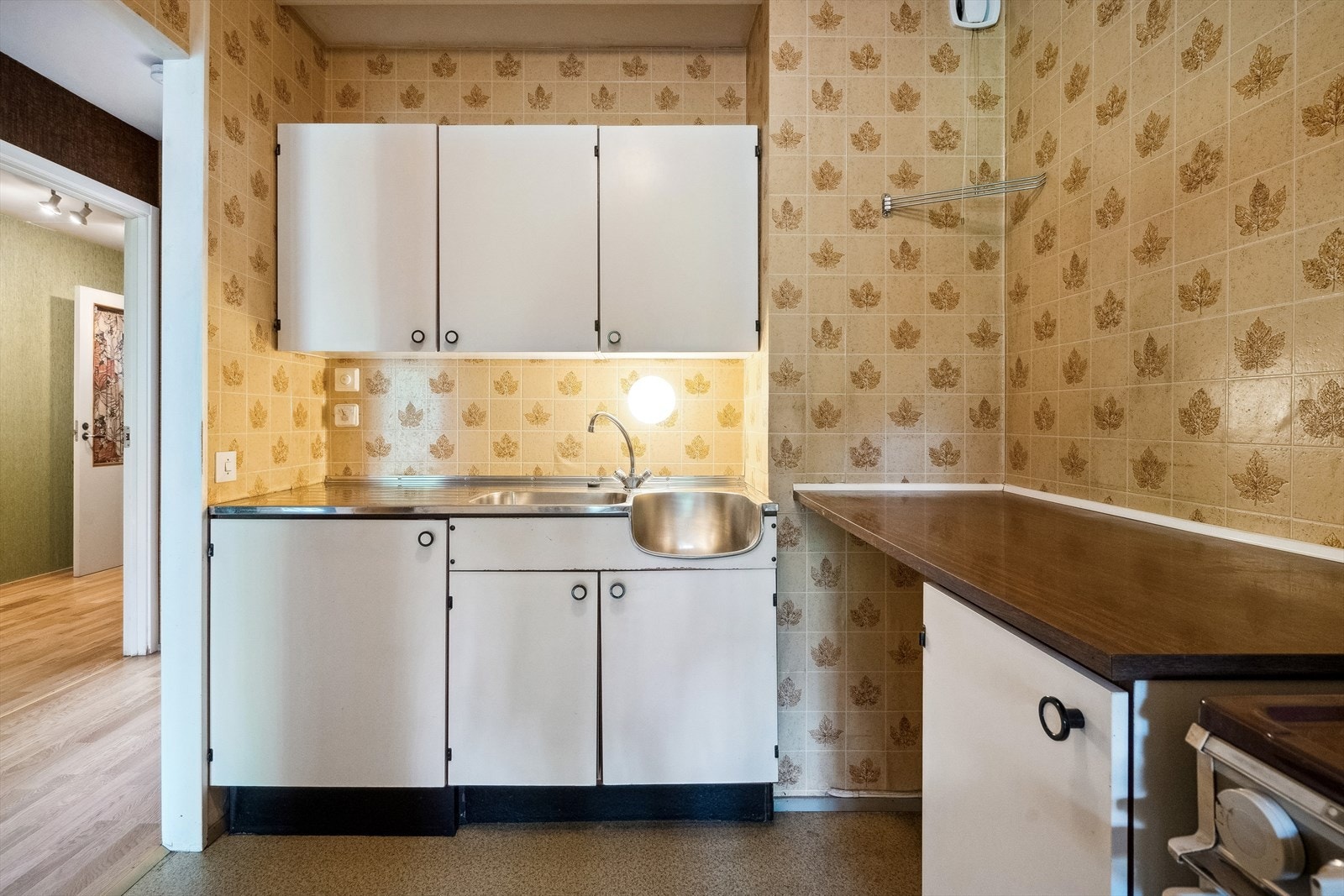 Kjøkkeninnredningen består av laminat fronter, tapet over benken, kullfilterventilator og heldekkende stål benkebeslag. Galleribilde