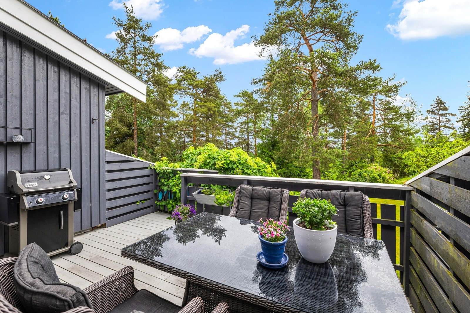 Terrasse på ca. 16 m² med trapp ned til gressplen Galleribilde