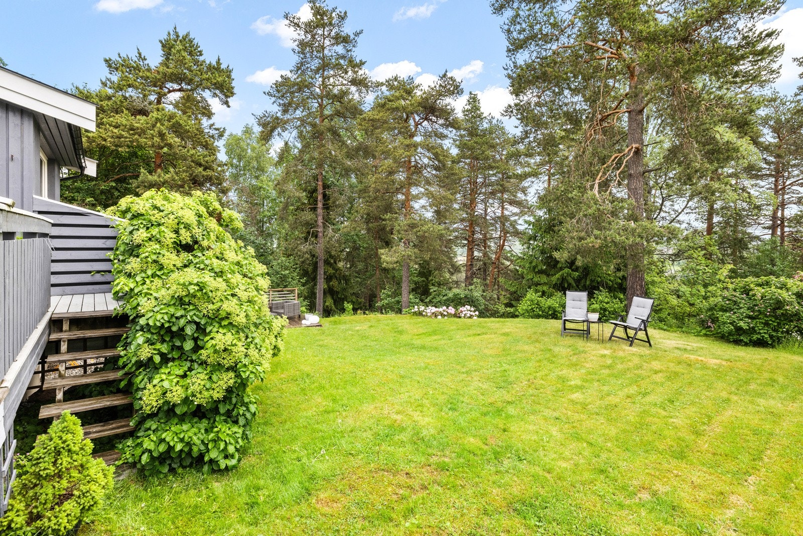 Direkte utgang fra terasse til gressplen Galleribilde