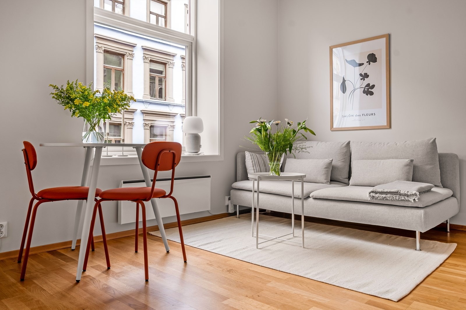 I stuen er det plass til sofagruppe med tilhørende stuemøblement og et spisebord. Galleribilde