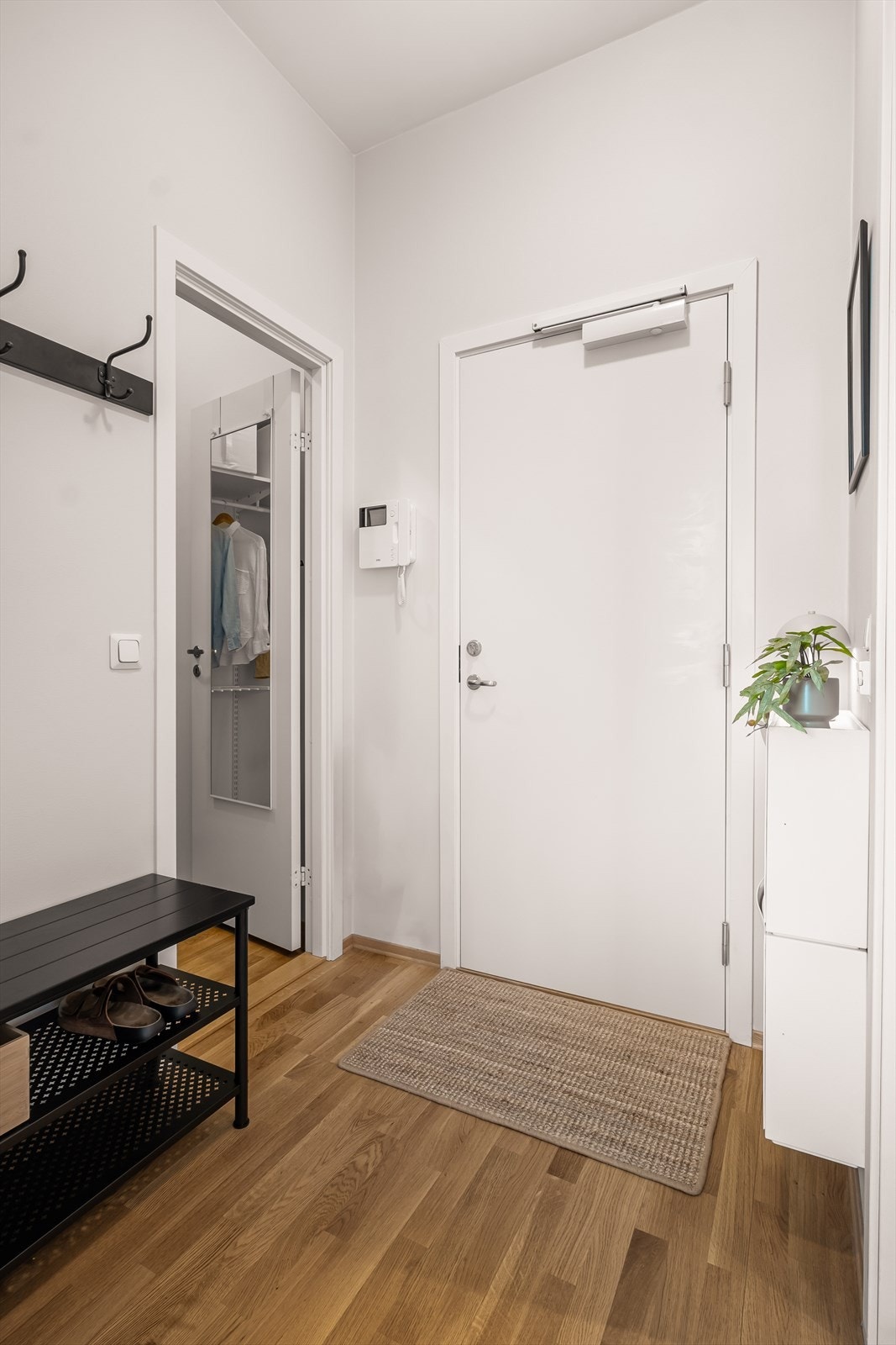 Entréen gir et godt førsteinntrykk av leiligheten. Callinganlegg på vegg. Galleribilde