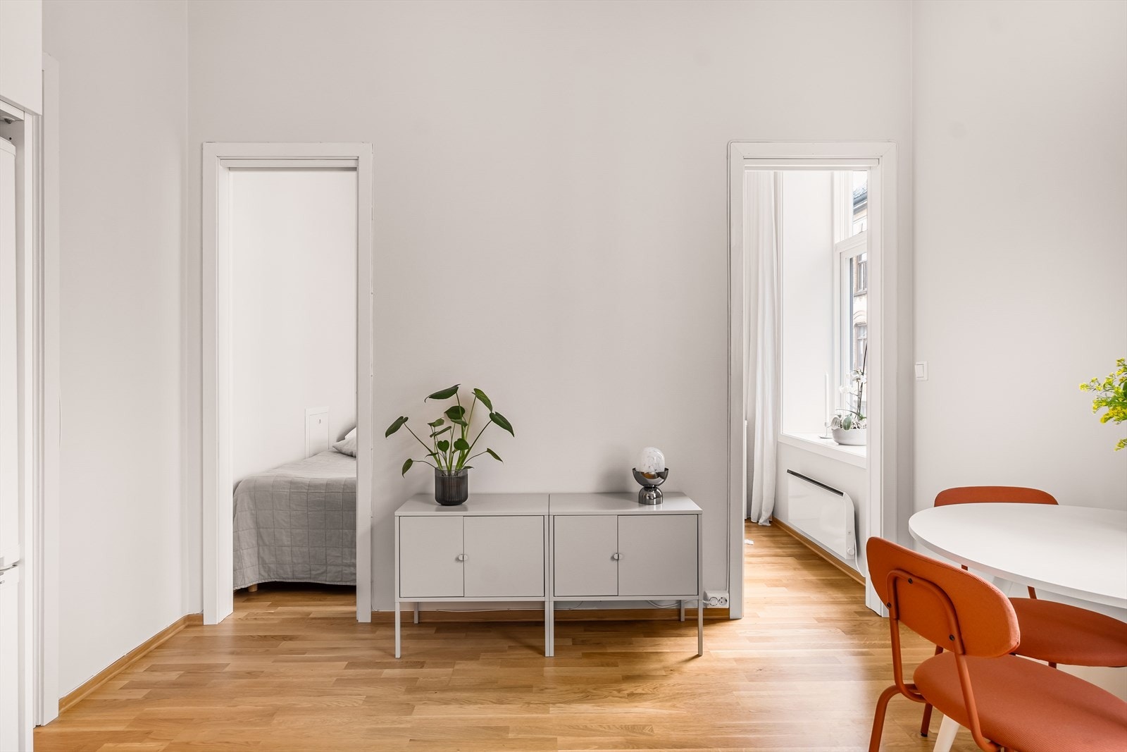 Fra stuen er det tilgang på leilighetens soverom. Praktisk med inngang fra to sider. Galleribilde