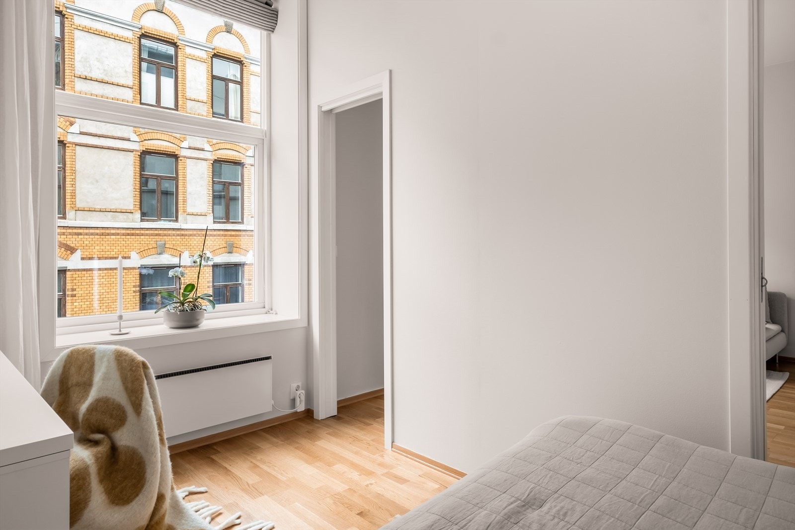 Videre er det plass til garderobeskap/kommode. Galleribilde