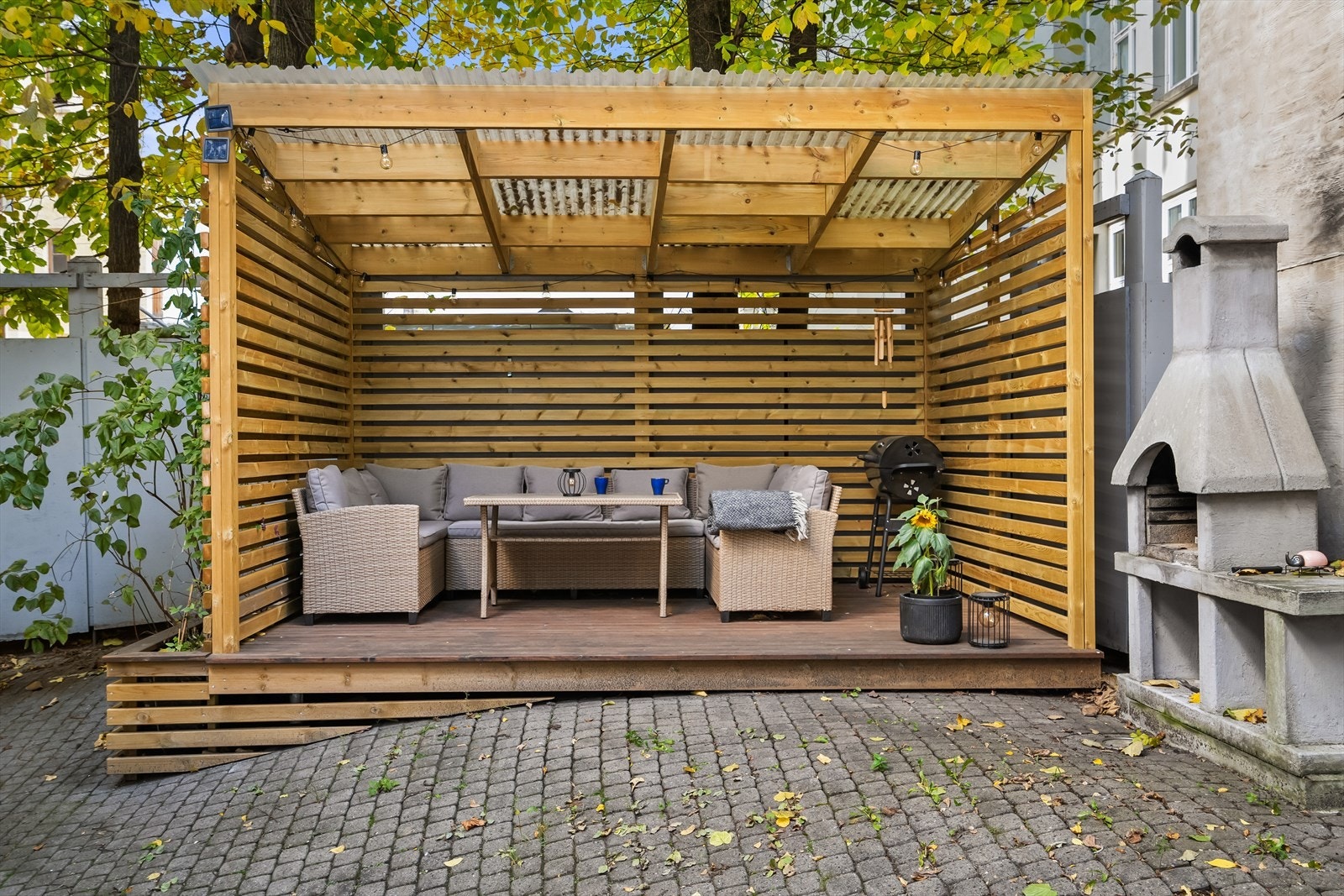 Borettslaget har en hyggelig bakgård som er belagt med stein. Felles utegrill for beboerne. Galleribilde