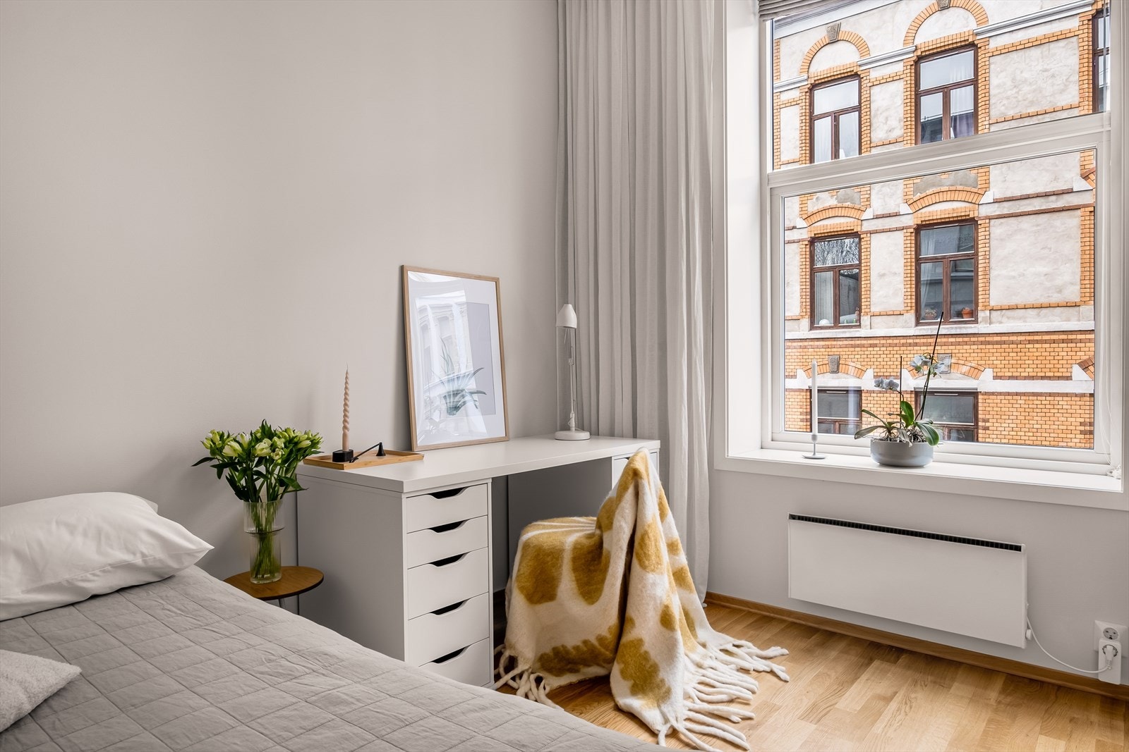 Flott med naturlig lysinnslipp fra stor vindusflate. Galleribilde