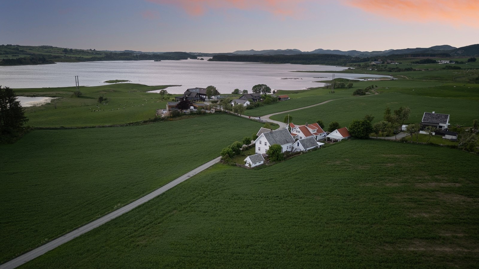 Særpreget beliggenhet i landlige og naturskjønne omgivelser med utsikt mot Frøylandsvatnet. Galleribilde