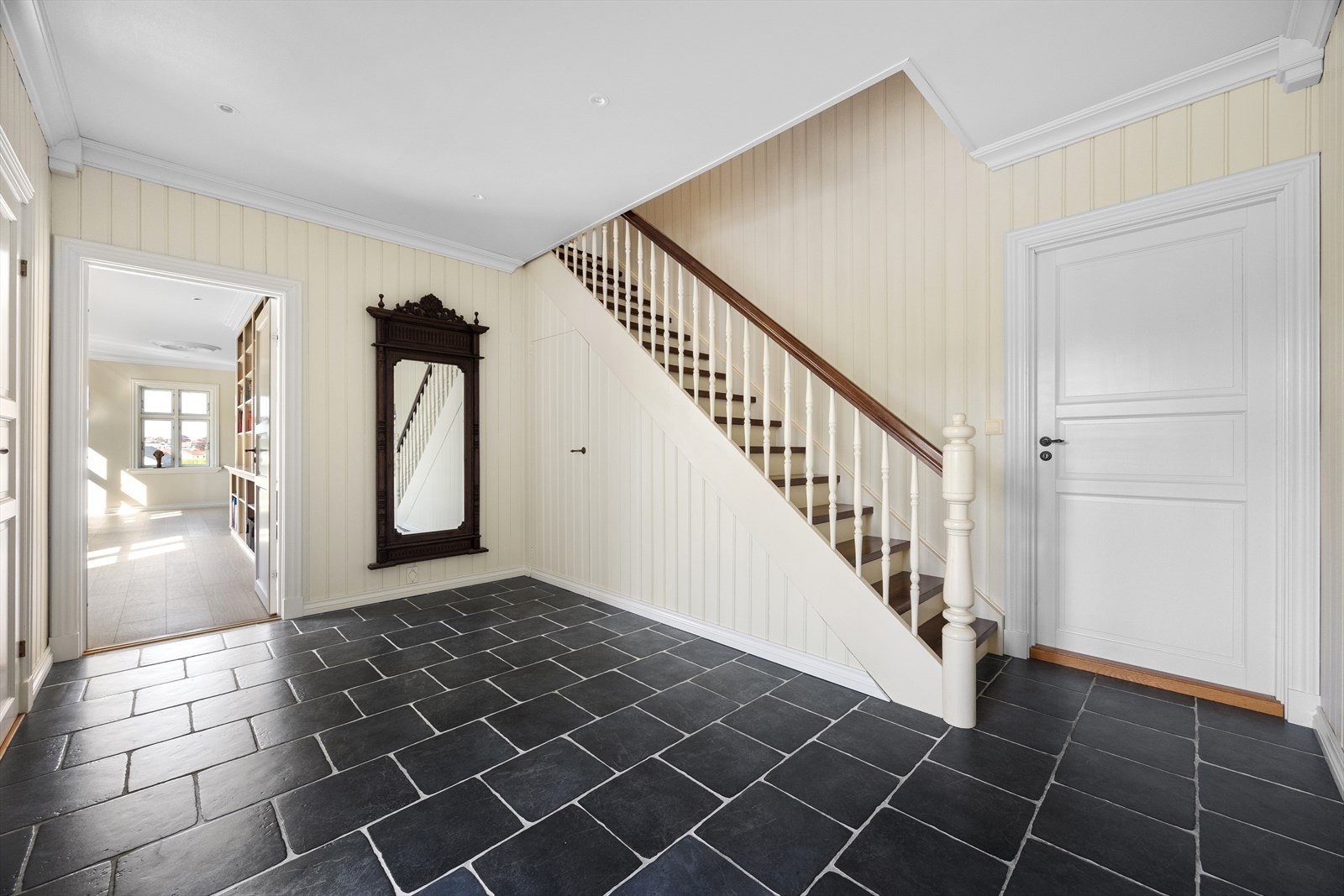 1. etg.: Entré/hall Galleribilde