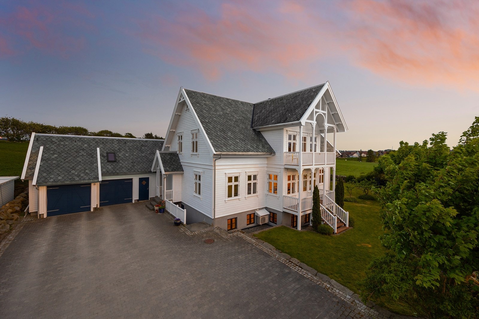 Innkjørsel og gårdsrom med belegningsstein Galleribilde