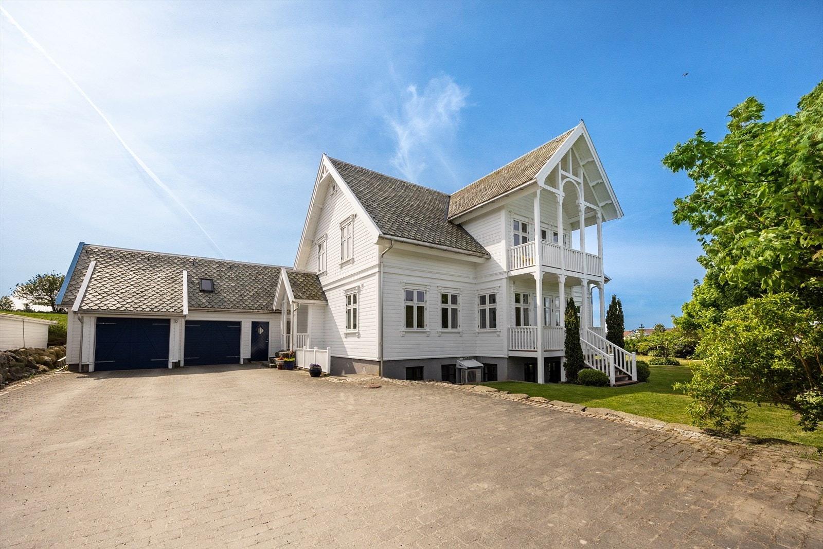 Dobbel garasje med automatisk garasjeportåpner
og innredet garasjeloft som er isolert Galleribilde