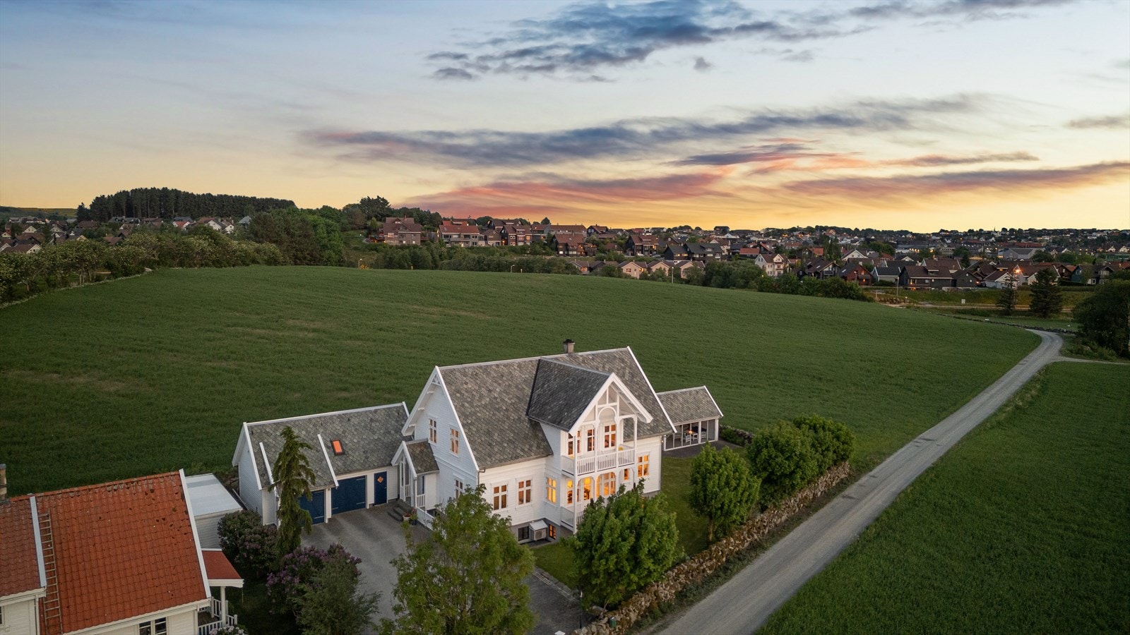 Landlig men sentralt - Romslig og pent opparbeidet utemiljø Galleribilde