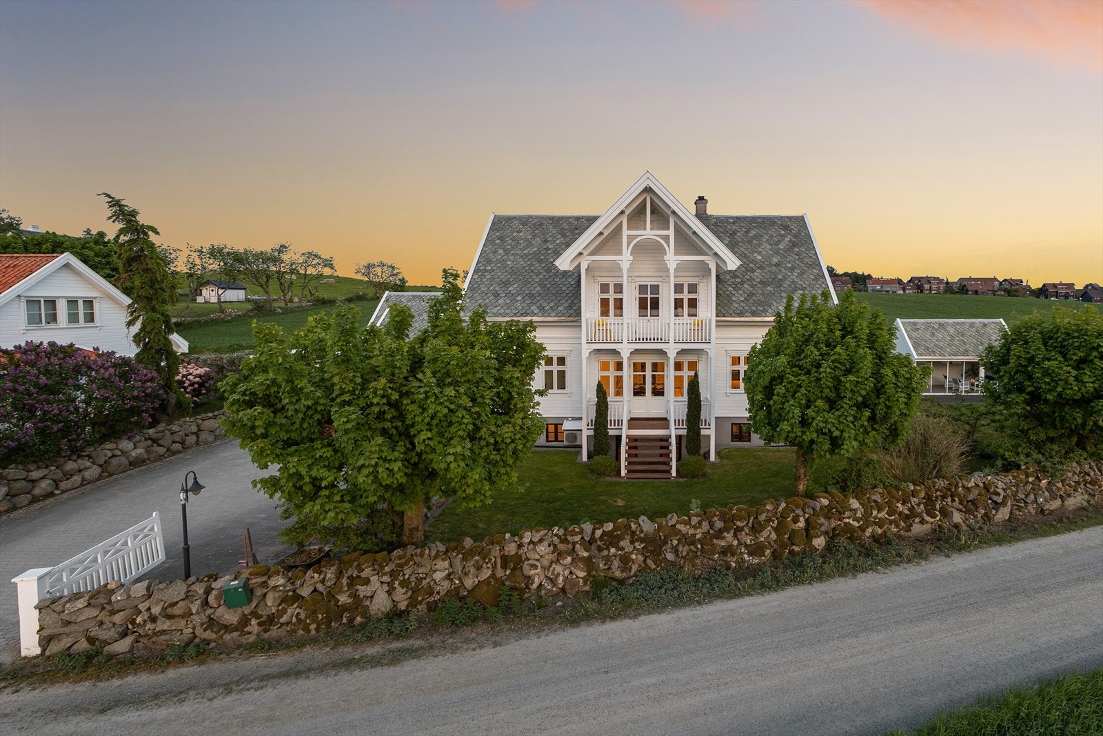 Her får man en romslig enebolig, kombinert med stor tomt og god plass til hele familien Galleribilde