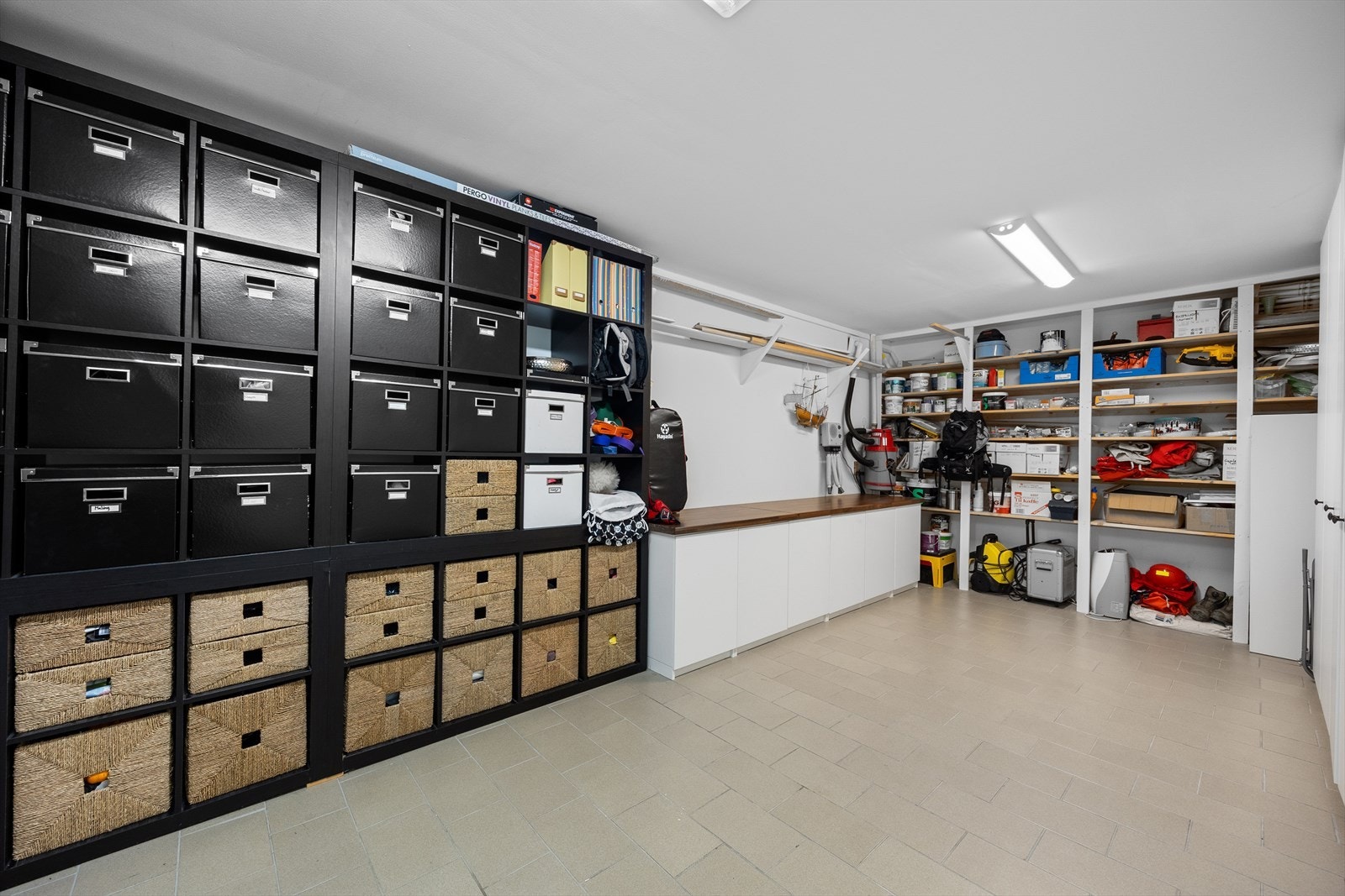 Kjeller: Praktisk lagringsrom med flere garderobeskap og stor oppbevaringsplass Galleribilde