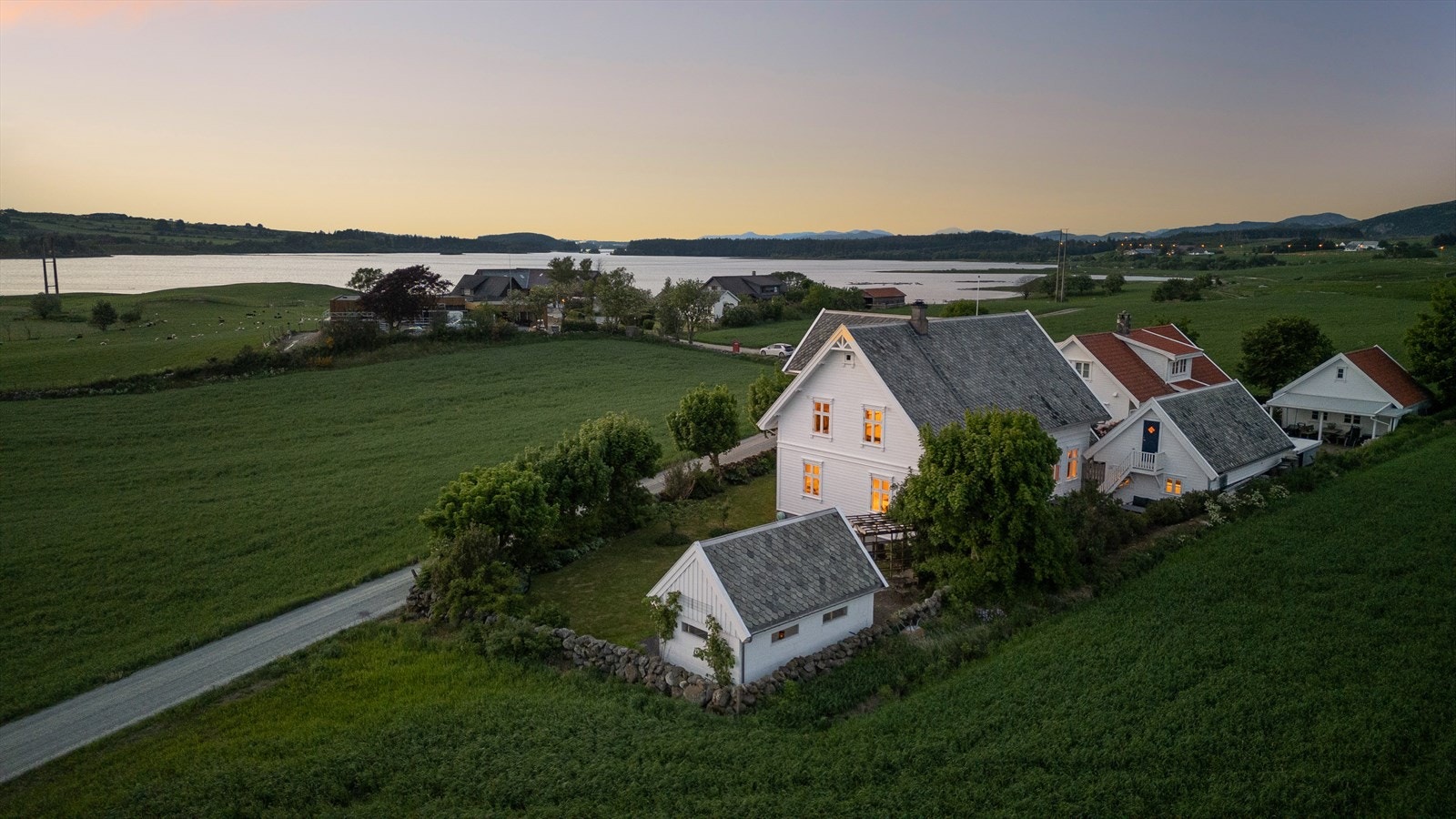 Eiendommen har en landlig beliggenhet i flotte omgivelser knappe 2 km fra Bryne sentrum Galleribilde
