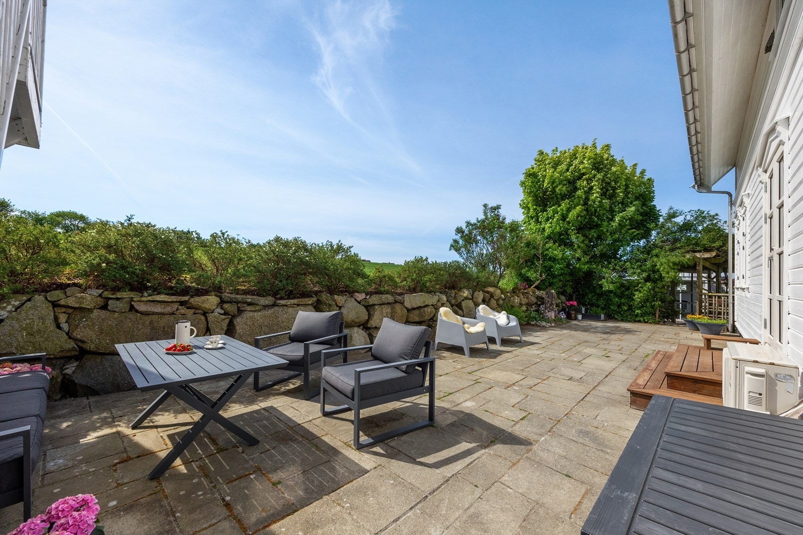 Terrasse og uteplass med grillområde for hyggelig
samlingspunkt for familien Galleribilde