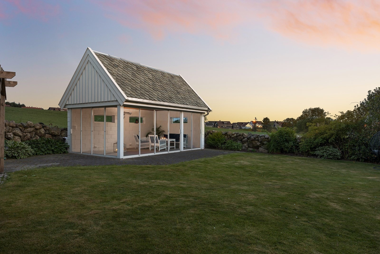 Hagestue på sørvestside er mye brukt og en trivelig
plass å nyte sommerkveldene Galleribilde