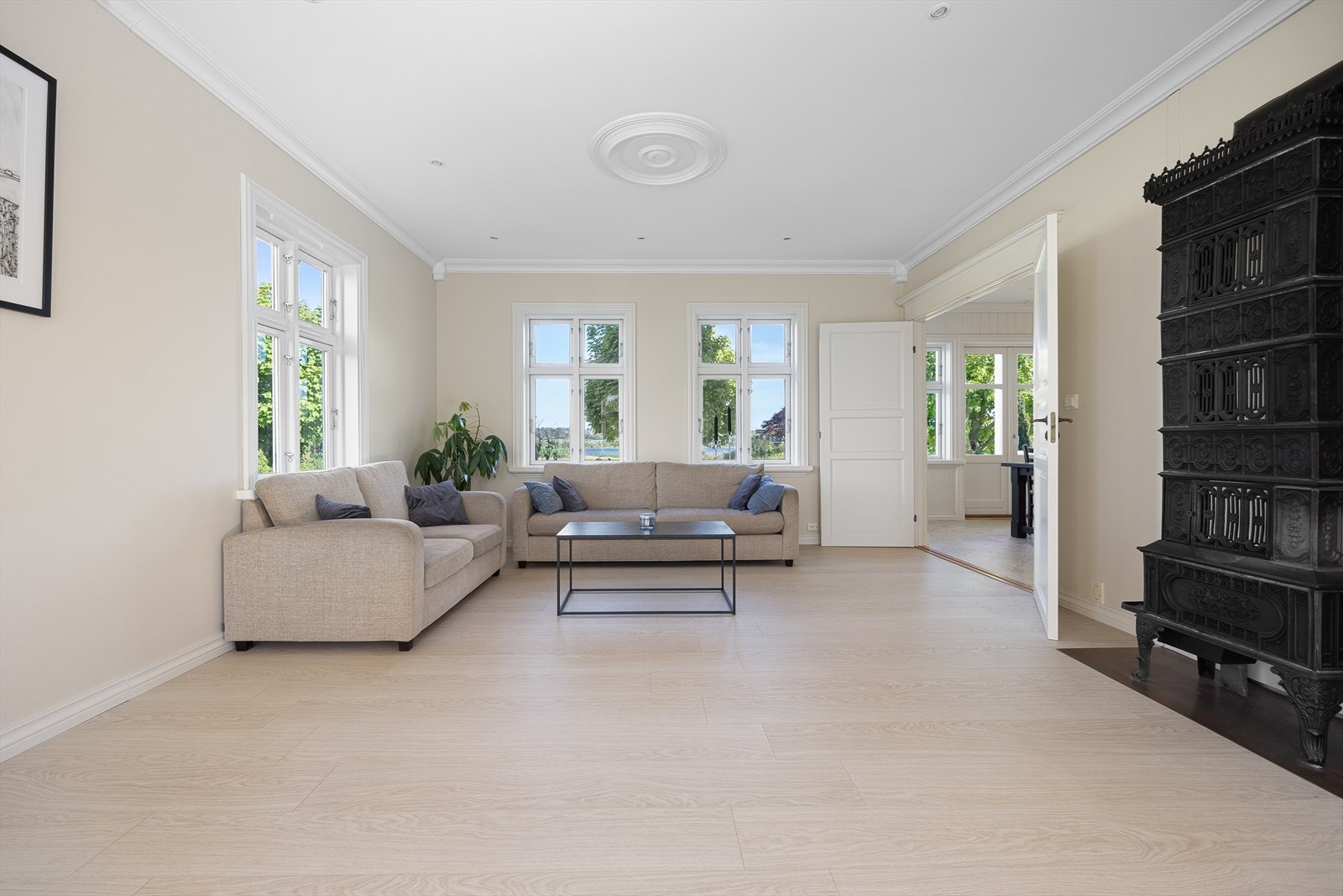 1. etg.: Stue Galleribilde