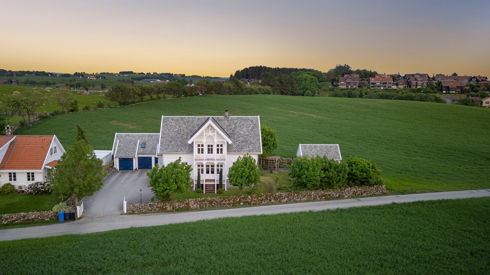 Eneboligen ble oppført i 2003 og har gjennomgående klassisk stil Galleribilde