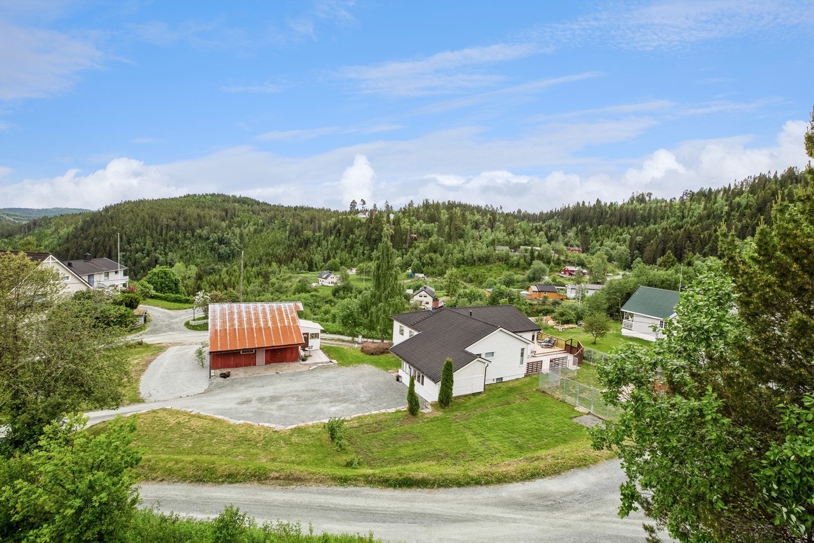 Eiendommen ligger landlig, naturskjønt og barnevennlig til, med umiddelbar nærhet til flotte turområder i skog og mark. Galleribilde