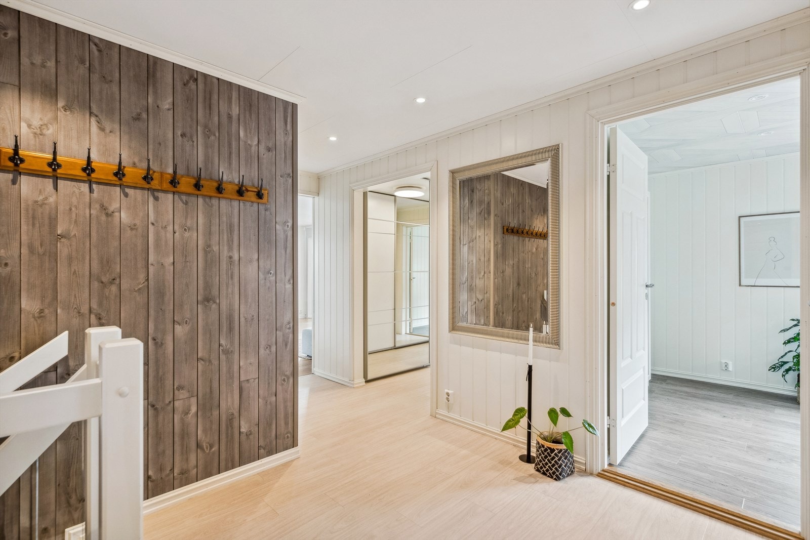 Det er en stor skyvedørsgarderobe i gangen inn mot hovedsoverommet. Galleribilde