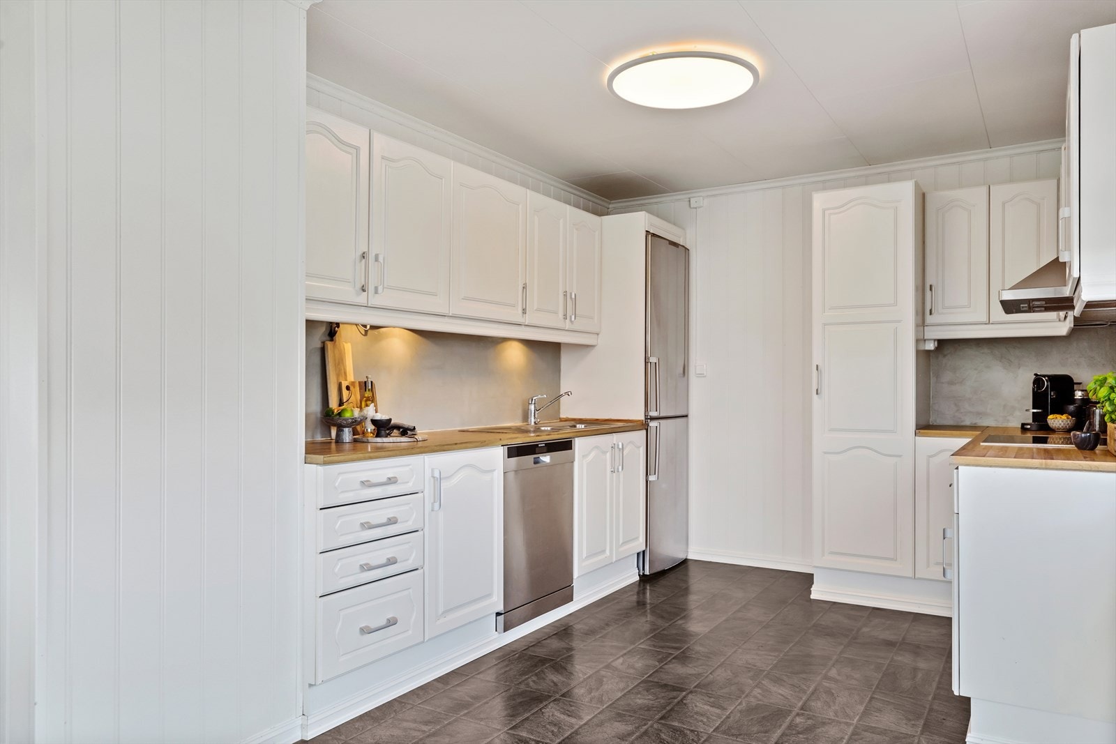 Kjøkkenet er klassisk og pent med god skap- og benkeplass. Galleribilde