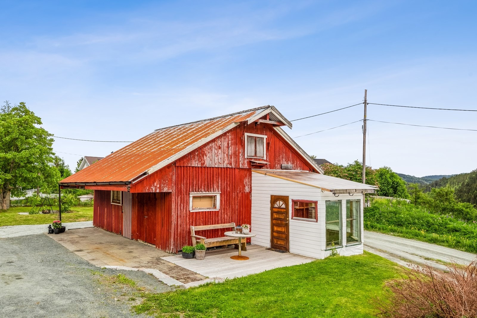 Ved gårdsplassen er det et frittliggende uthus på ca. 61 kvm. Galleribilde