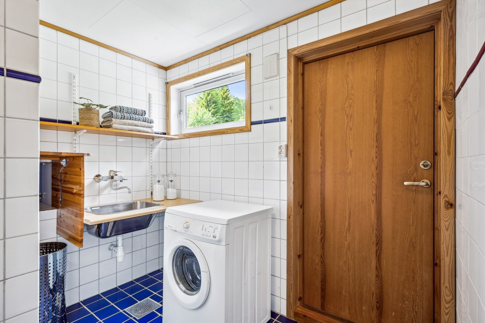 Vaskerommet på ca. 5,5 kvm har egen utgang til gårdsplassen. Galleribilde