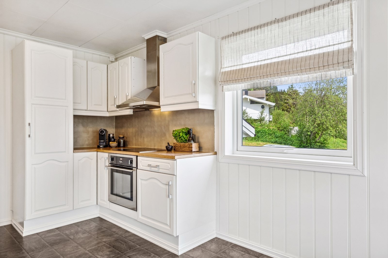 Kjøkkenet er bl.a. utstyrt med integrert stekeovn og koketopp. Galleribilde