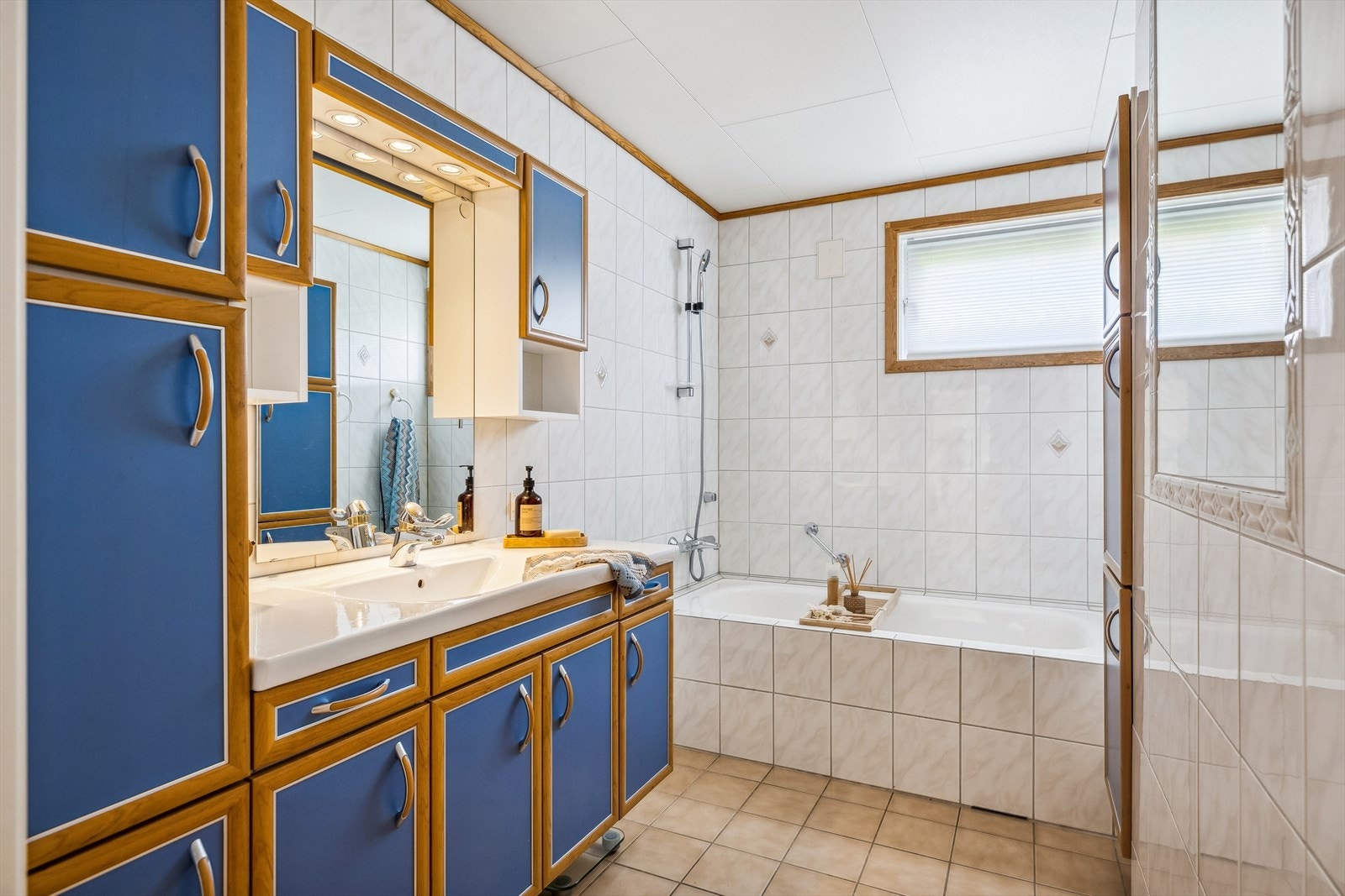 Boligens hoveddel har et helfliset bad på ca. 5 kvm. Galleribilde