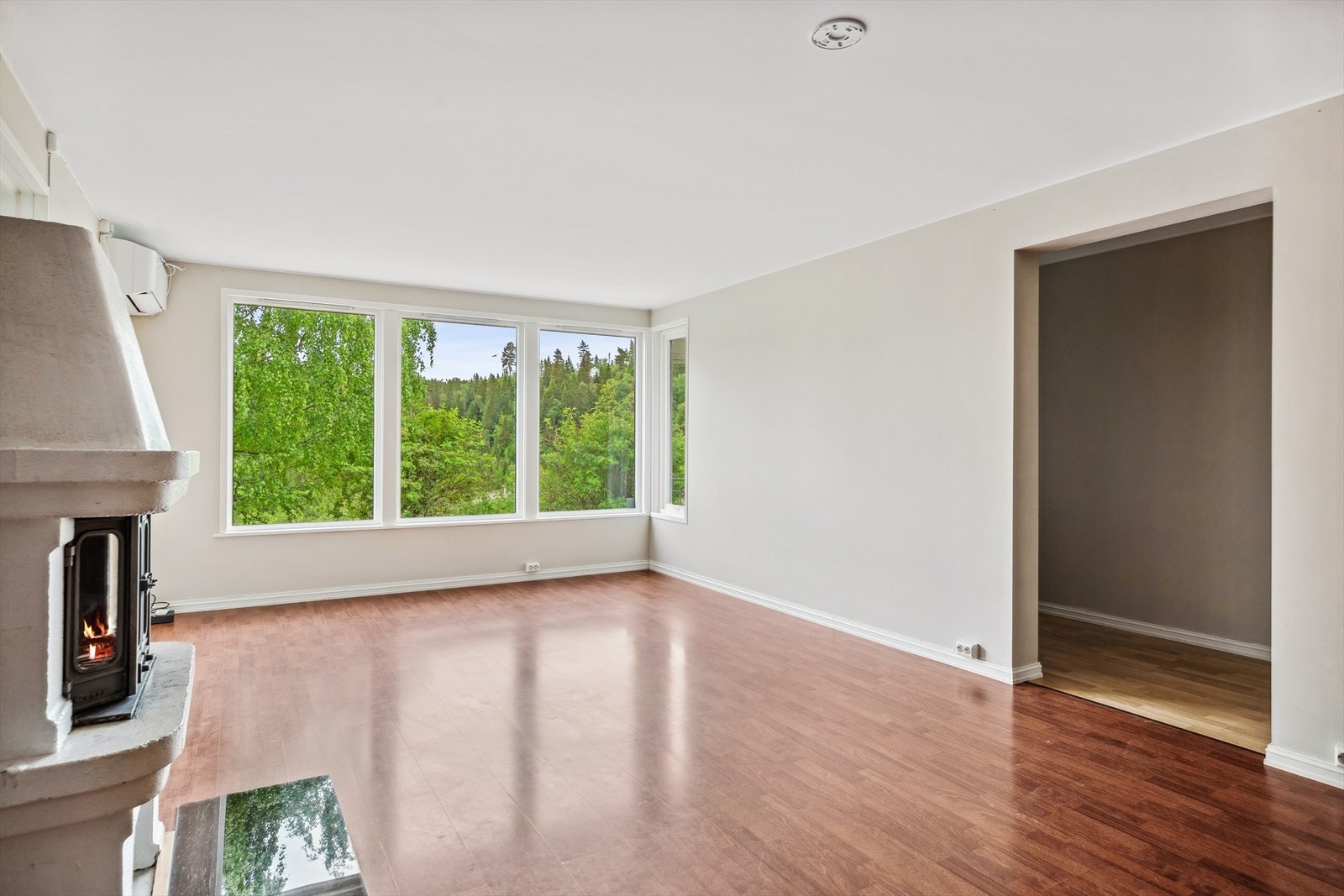 I stuesonen i utleiedelen er det både luft-til-luft varmepumpe og en elementpeis med innsats. Galleribilde